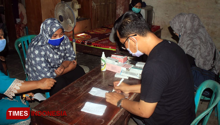 Pemberian layanan cek kesehatan gratis yang diberikan oleh relawan pasangan YesBro di Kecamatan Mantup, Minggu (25/10/2020). (FOTO: Tim YesBro for TIMES Indonesia)