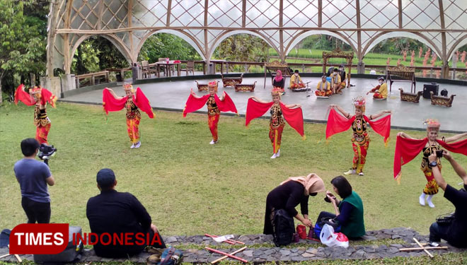 Pertunjukan tarian Gandrung Banyuwangi di Amphitheater Taman Gandrung (Foto: Rizki Alfian/TIMES Indonesia)