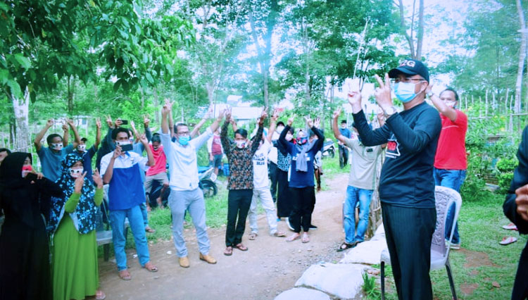 Paslon Bupati Petahana Nomor Urut 2, H Hendra Gunawan di Pilkada Musirawas 2020, bersama kaum milenial di Kecamatan Muara Beliti Musirawas. (FOTO: Dok. Tim Pemenangan H2G-Mulyana) 