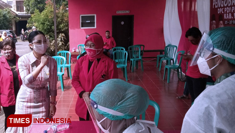 Krisdayanti saat meninjau pengobatan gratis di DPC PDI Perjuangan Kabupaten Malang. (FOTO: Binar Gumilang/ TIMES Indonesia)
