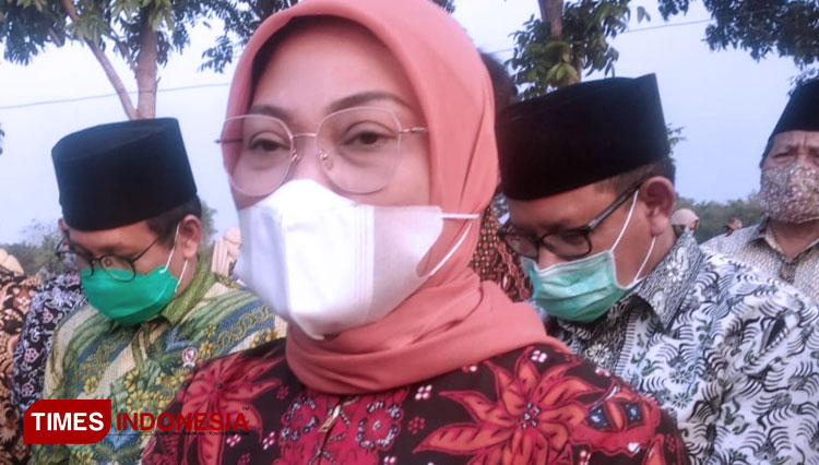 Menteri Ketenagakerjaan RI, Ida Fauziyah saat kunjungan kerja di Kabupaten Tuban (25/04/2020) (Ahmad Istihar/TIMES Indonesia) 