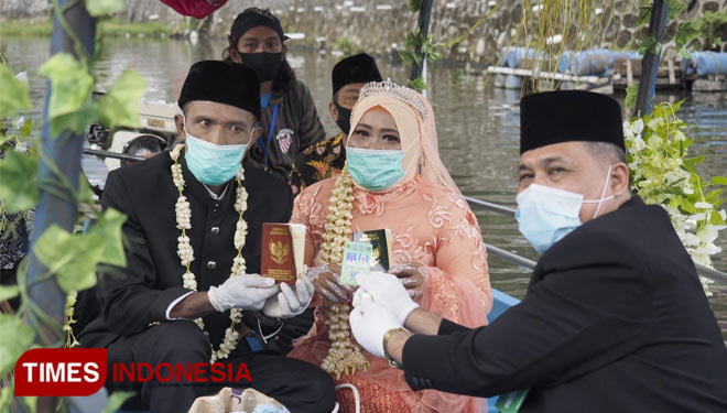 Suasana nikah bareng di Dermaga Kali Gajahwong oleh tiga pasangan calon pengantin. (FOTO: Ryan for TIMES Indonesia)