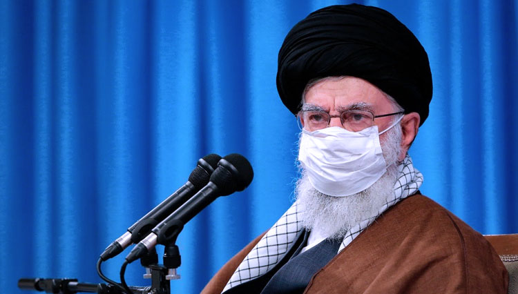 Pemimpin tertinggi Iran, Ayatollah Ali Khamenei mengenakan masker yang dirilis kantor pemimpin tertinggi Iran dalam pertemuan di Markas Besar Nasional Corona, di Teheran, Iran, Sabtu (24/10/2010) (CTV News/Kantor Pemimpin Tertinggi Iran melalui AP)