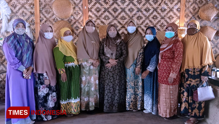 Pengurus PC Muslimat Kabupaten Blitar foto bersama usai rapat konsolidasi, Minggu (25/10/2020). (FOTO: Zaenal/TIMES Indonesia)