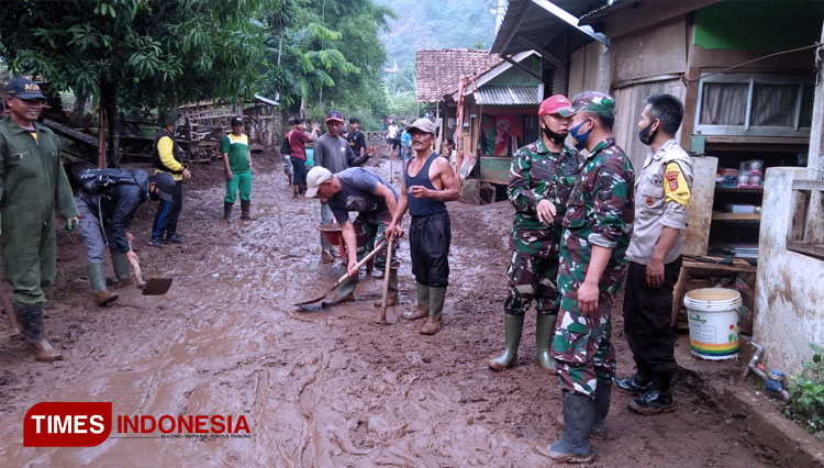 Personil BPBD Kab Bandung bersama masyarakat dibantu TNI-POLRI, Satpol PP dan Linmas, membersihkan lumpur akibat banjir di Desa Bumiwangi, Kec Ciparay, Kab Bandung,Minggu (25/10/20). (FOTO: Humas Pemkab for TIMES Indonesia)