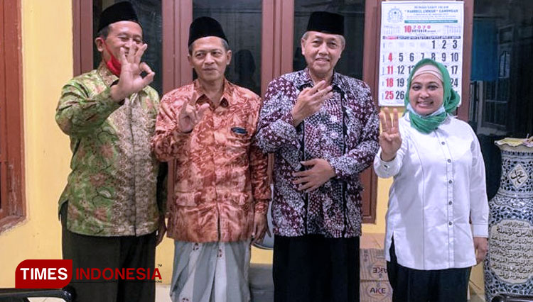 Kartika Hidayati, Cabup Lamongan nomor urut 3 saat silaturahim ke Ketua Rois Syuriah PCNU Lamongan KH. Salim Azhar, Minggu (25/10/2020). (FOTO: Moch. Nuril Huda/TIMES Indonesia).