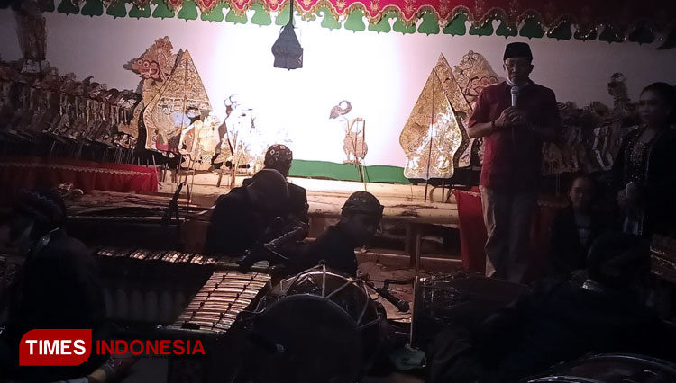 Calon Bupati Tuban Setiajit saat memberikan sambutan dalam pentas wayang di Sanggar Seni Cipto Utomo di Desa Prunggahan Wetan Kecamatan Semanding, Sabtu (Foto: Safuwan/TIMES Indonesia) 