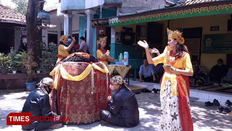 Para anggota DPRD Ponorogo sedang menyaksikan tarian sintren dari Cirebon (Foto: Dede Sofiyah/TIMES Indonesia)