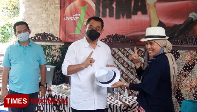 Cabup dan Cawabup Banyuwangi Yusuf-Riza bersama Irma Lumiga (Foto: Rizki Alfian/TIMES Indonesia)