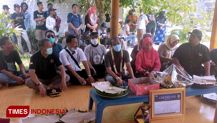 Warga Desa Sekapuk saat menyambut Kades Abdul Halim usai mendapat penghargaan Internasional. (FOTO: Akmal/TIMES Indonesia).