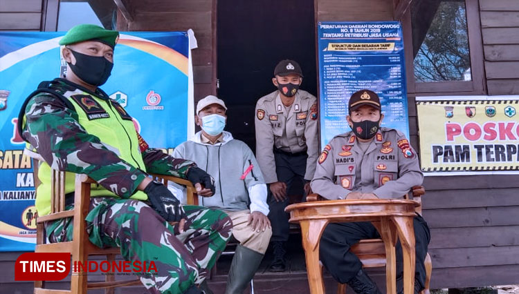 Polres Bondowoso bersama TNI dan pihak terkait lainnya, saat membuat Pospam di tempat wisata jelang libur panjang. (FOTO: Moh Bahri/TIMES Indonesia).
