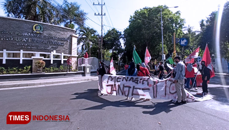 Aksi tolak Omnibus Law Jilid III di depan gedung DPRD Kabupaten Banyuwangi. (FOTO: Agung Sedana/ TIMES Indonesia)