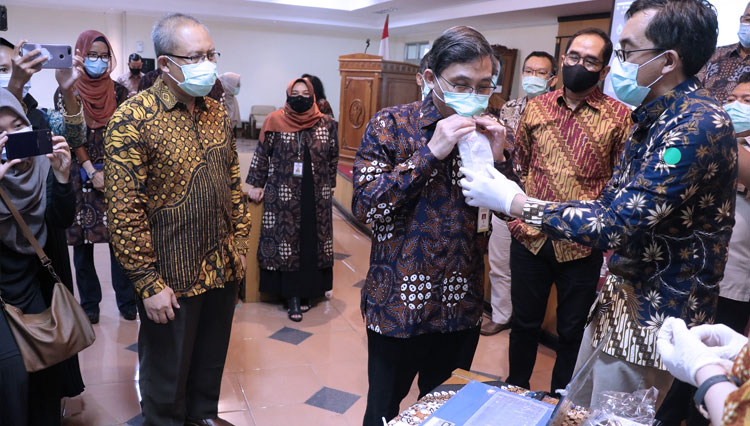 Suasana tim peneliti usai penandatanganan nota kesepahaman kerja sama uji diagnostik GeNose C19 anatara UGM dengan RS Sardjito, di ruang Diklat RS Sardjito. (FOTO: Humas UGM for TIMES Indonesia)