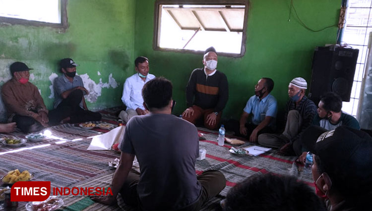 Cawabup Gresik Asluchul Alif saat bertemu dengan warga (FOTO: Media Center Paslon QA for TIMES Indonesia).