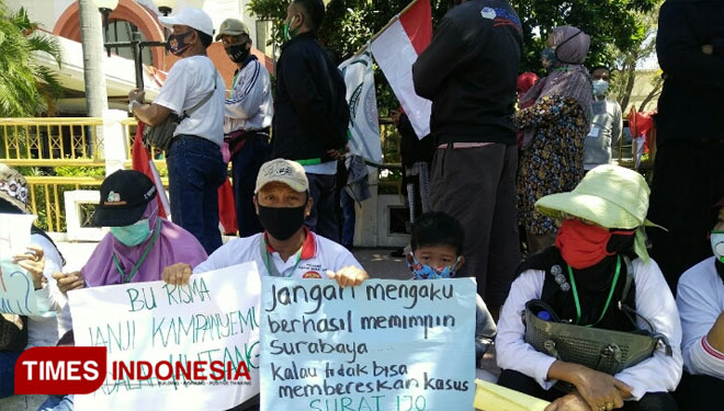 Massa demonstrasi Surat Ijo di depan gedung DPRD Kota Surabaya. (Foto: Ammar Ramzi/Times Indonesia)