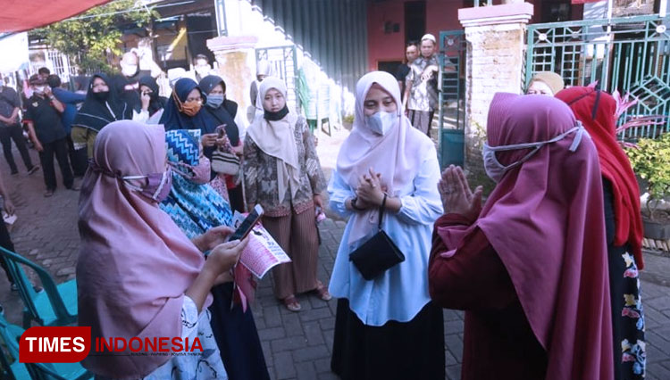 Ipuk Fiestiandani bersilaturahmi dengan warga Banyuwangi. (FOTO: Agung Sedana/TIMES Indonesia)