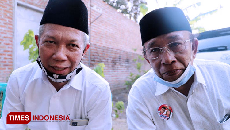 (ki-ka) Pengarah Tim Bintang Sembilan Berkelas, H Ahmad Khoiri bersama Ketua Tim Pemenangan Kelana-Astutik, Haji Masnuh, Senin (26/10/2020). (FOTO: Lely Yuana/TIMES Indonesia) 