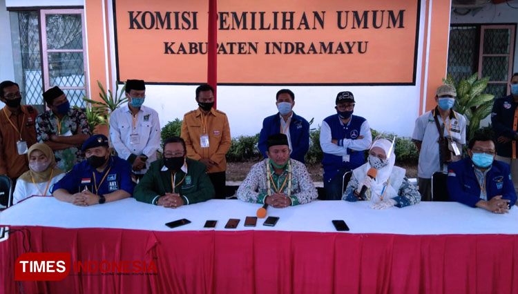 Paslon Sholawat saat mendaftarkan diri dalam Pilkada Indramayu di KPU Indramayu (FOTO: Muhamad Jupri/TIMES Indonesia)