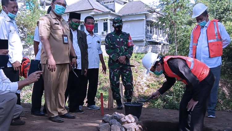 Peletakan batu pertama oleh Plt Bupati Jember Muqit Arief, Komandan Kodim 0824 Jember Letkol (inf) La Ode M Nurdin, Rektor IAIN Jember Prof Babun Suharto (FOTO: Humas for TIMES Indonesia)