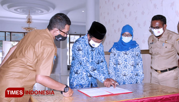 Rahwan K Suamba saat membubuhkan tanda tangan pada acara pelantikan. (FOTO: Wahyudi Yahya/TIMES Indonesia)