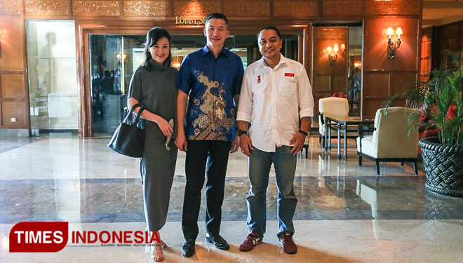 Rohaniawan Pdt Philip Mantofa (tengah) bersama Calon Wali Kota Surabaya Eri Cahyadi. (Foto: Eri-Armuji for Times Indonesia)