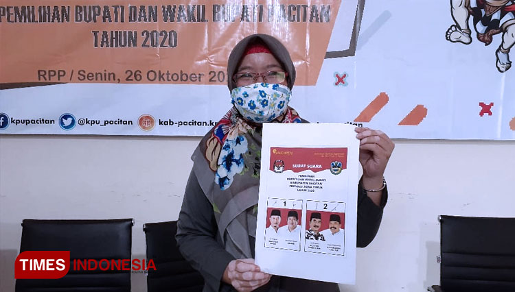 Ketua KOU Pacitan, Sulis Styorini saat menunjukkan kartu suara yang telah disepakati (FOTO: Rojihan/TIMES Indonesia)