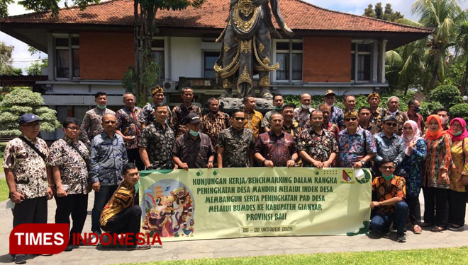 Kepala DPMD Kabupaten Bandung, Tata Irawan bersama 26 kades yang ikut studi bandung ke Bali, Senin (26/2/20). (FOTO : DPMD for TIMES Indonesia)
