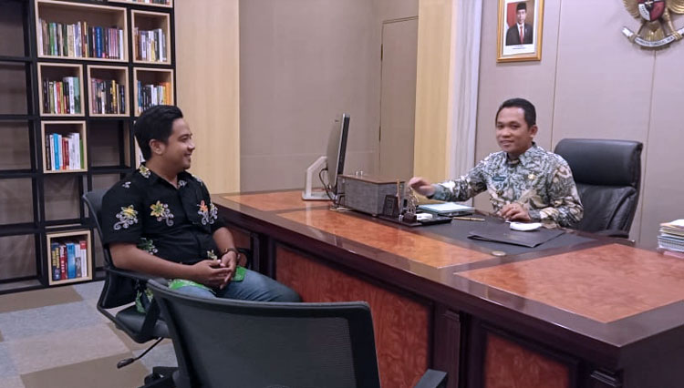Bupati Lumajang Thoriqul Haq saat menemui utusan IAIN Jember di ruang kerjanya (FOTO: Humas IAIN Jember)
