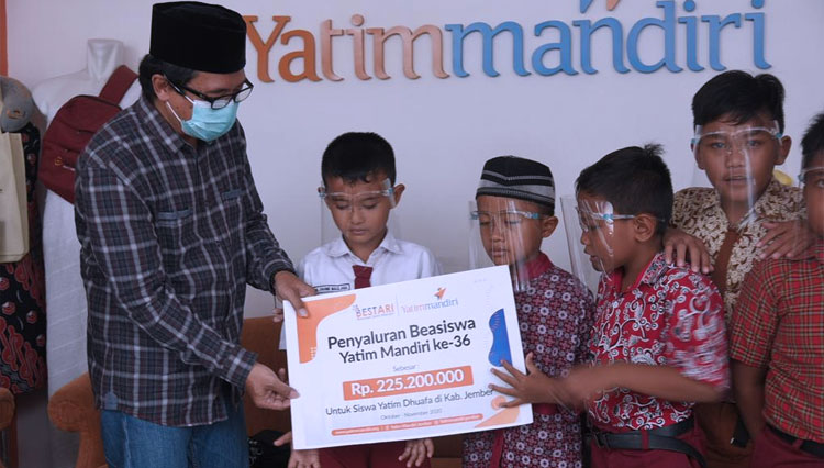 Plt Bupati Jember menyerahkan santunan oleh Lanas Yatim Mandiri kepada anak yatim. (Foto: Diskominfo Jember for TIMES Indonesia)