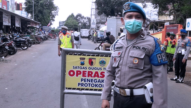 Selian penindakan pelanggar lalu lintas. Petugas juga edukasi protokol kesehatan dalam operasi Zebra Semeru 2020. (FOTO: Dokumen TIMES Indonesia)