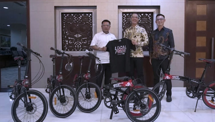 Presiden RI Jokowi Dapat Hadiah Sepeda Lipat Edisi Khusus Buatan Anak Bangsa