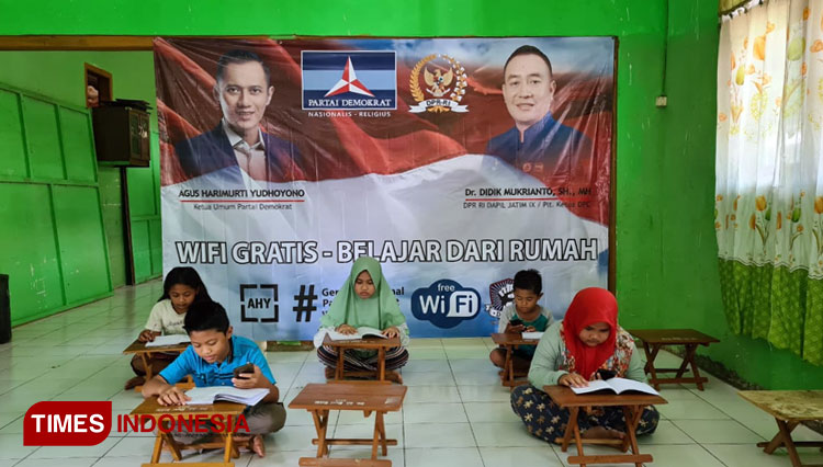 Aktifitas Sahabat Didik Mukrianto saat penyerahan Wifi Gratis di Wilayah Kabupaten Tuban, Selasa (27/10/2020). (Foto: Dok.Sahabat DM for TIMES Indonesia) 