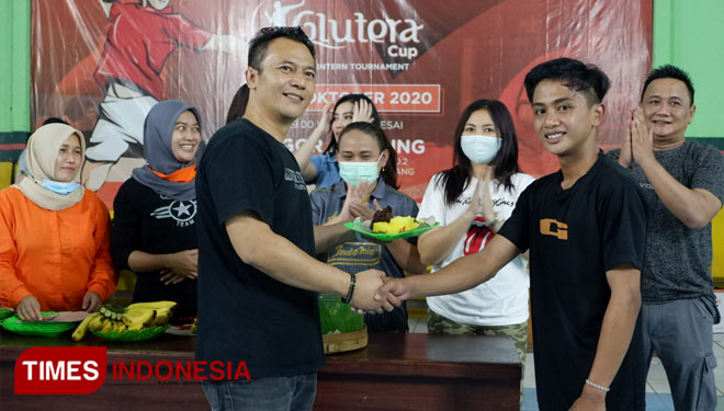 Ucapan selamat dari Pembina PB Glutera Indonesia kepada pemenang Glutera Cup. (Foto: Naufal Ardiansyah/TIMES Indonesia)