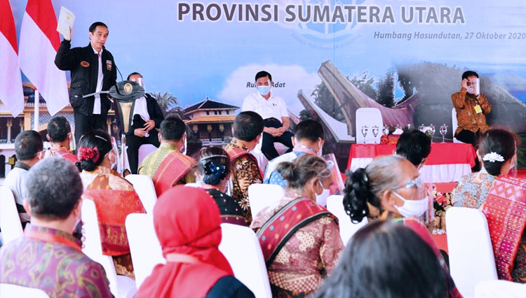 Presiden Joko Widodo saat memberikan sambutan pada penyerahan sertifikat tanah di Humbang Hasundutan pada Selasa (27/10). (FOTO: BPMI) 
