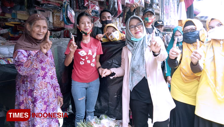 Calon Bupati Bandung nomor urut 1 Kurnia Agustina saat mengunjungi pedagang Pasar Sayati, Kecamatan Margahayu, Kabupaten Bandung, Senin (26/10/20). (FOTO: Tim NU for TIMES Indonesia)