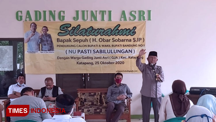 Mantan Bupati Bandung Obar Sobarna, saat silaturahmi pendukung Cabup/Cawabup Bandung nomor urut 1 Kurnia Austina-Usman Sayogi, di Kecamatan Katapang, Kabupaten Bandung. (FOTO : Tim NU for TIMES Indonesia