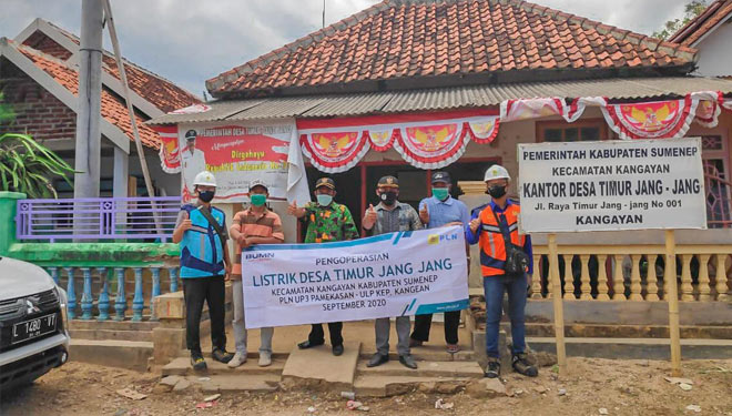 PLN ULP Kangean sambung 250 KK dengan masing-masing daya 1300 VA dengan total daya 325 kVA di Desa Timur Jangjang, Kepulauan Kangen, Madura, Selasa (27/10/2020).(Dok.PLN)