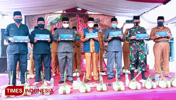 Bupati Majalengka, H Karna Sobahi meluncurkan Peci Nasional Raharja buatan UMKM Desa Weragati, Kecamatan Palasah, Majalengka. (Foto: Jaja Sumarja/TIMES Indonesia)