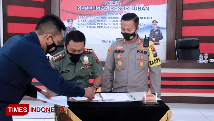 Penandatanganan atau MoU Polres Tuban dengan KPH Tuban, KPH Jatirogo dan KPH Parengan, Kabupaten Tuban (27/10/2020)(Ahmad Istihar/TIMES Indonesia)