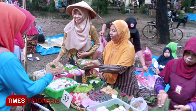 Jajan pasar menjadi jenis usaha baru di Ngawi yang kini banjir order. (Foto: Ardian Febri TH /TIMESIndonesia) 