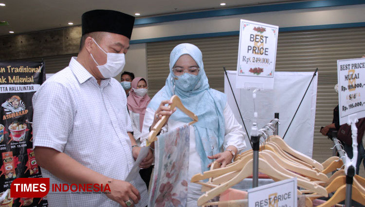 Dokter Alif saat meninjau produk UMKM Gresik usai mengisi kegiatan (Foto: Akmal/TIMES Indonesia)