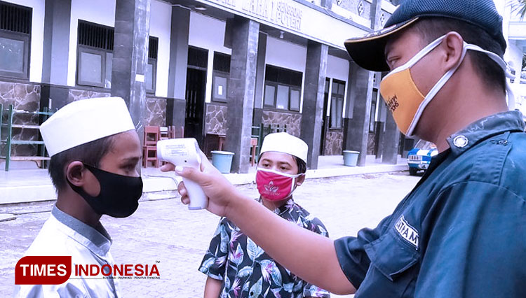 Santri Ponpes Zainul Hasan Genggong menjalani pengecekan suhu tubuh (FOTO: dokumen TIMES Indonesia)