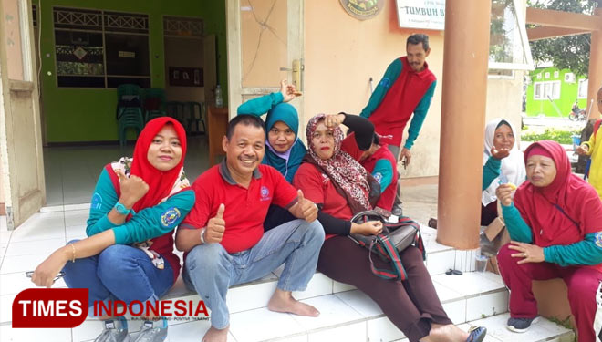 Zubair Muin bersama penyuluh KB. (Foto: Dok. Zubair Muin)