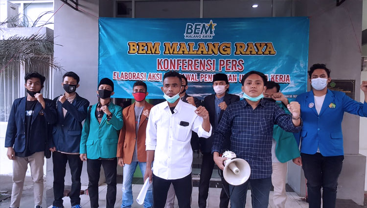 Gabungan BEM Malang Raya yang sedang menggelar konferensi pers tolak Omnibus Law. (FOTO: BEM Malang Raya)