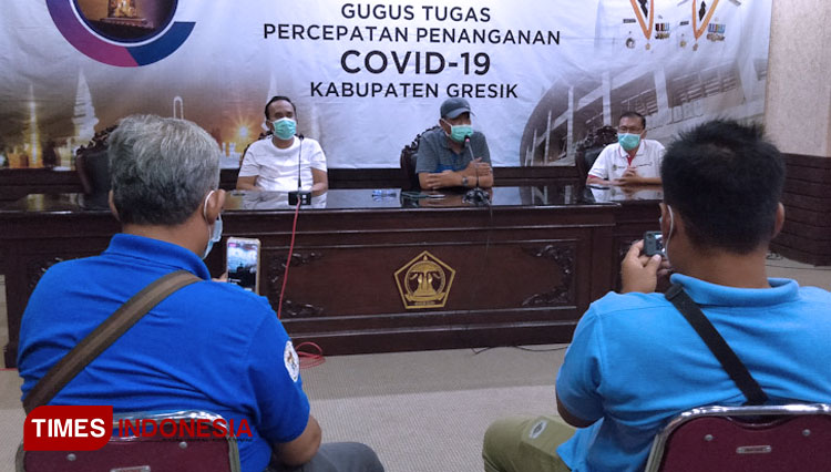 Bupati Gresik Sambari Halim Radianto (Tengah) didampingi Asisten Tursilowanto Hariologi dan Kadinkes drg Saifudin Ghozali (Foto: Akmal/TIMES Indonesia).