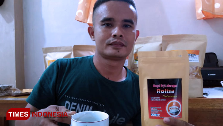 Dedi Rolis, bersama produk olahan biji kopi mangga miliknya.(Foto: Muhamad Jupri/TIMES Indonesia)