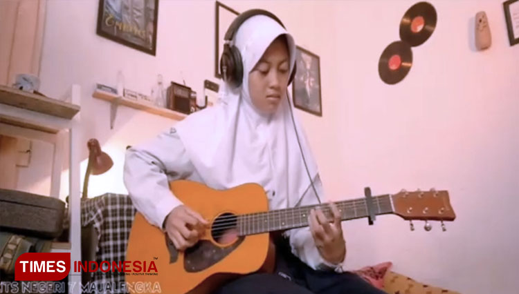 Pelajar Diva Lathifah, asal MTS Negeri 7 Majalengka menjuarai lomba 'Solo Gitar Daring'. (FOTO: Dok Kemenag Majalengka for TIMES Indonesia)