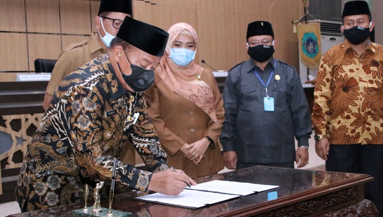 Bupati Lamongan, Fadeli menandatangani KUA-PPAS APBD 2021, dalam Rapat Paripurna, Rabu (28/10/2020). (FOTO: Prokopim Pemkab Lamongan for TIMES Indonesia)
