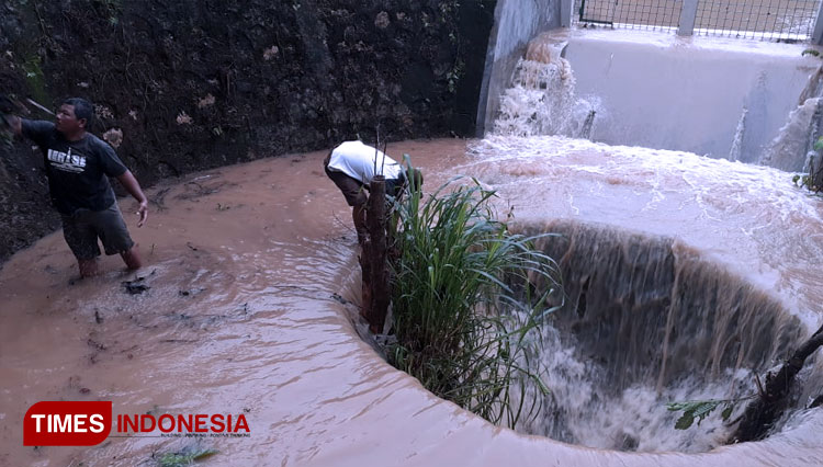 Kondisi luapan sungai di sekitar Kantor Desa Giriasih Kecamatan Purwosari (FOTO: Edy Setyawan/TIMES Indonesia)