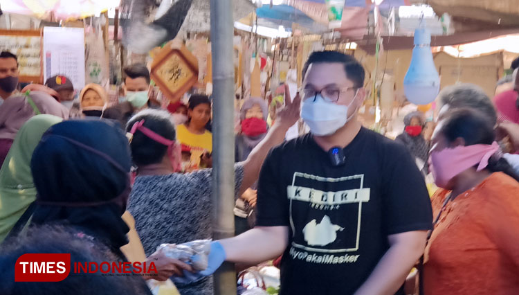 Mas Dhito saat memborong dagangan para pedagang pasar Kras kabupaten Kediri. (Foto:Canda Adisurya/TIMES Indonesia)